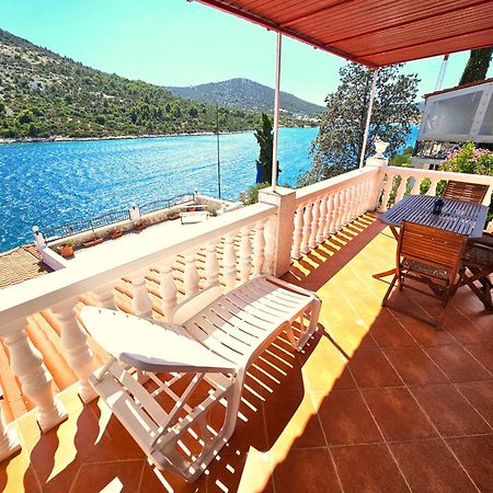 Apartments Carmen Vinišće エクステリア 写真
