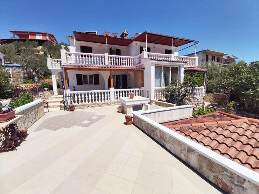 Apartments Carmen Vinišće エクステリア 写真