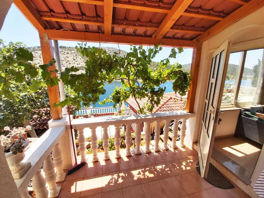 Apartments Carmen Vinišće エクステリア 写真