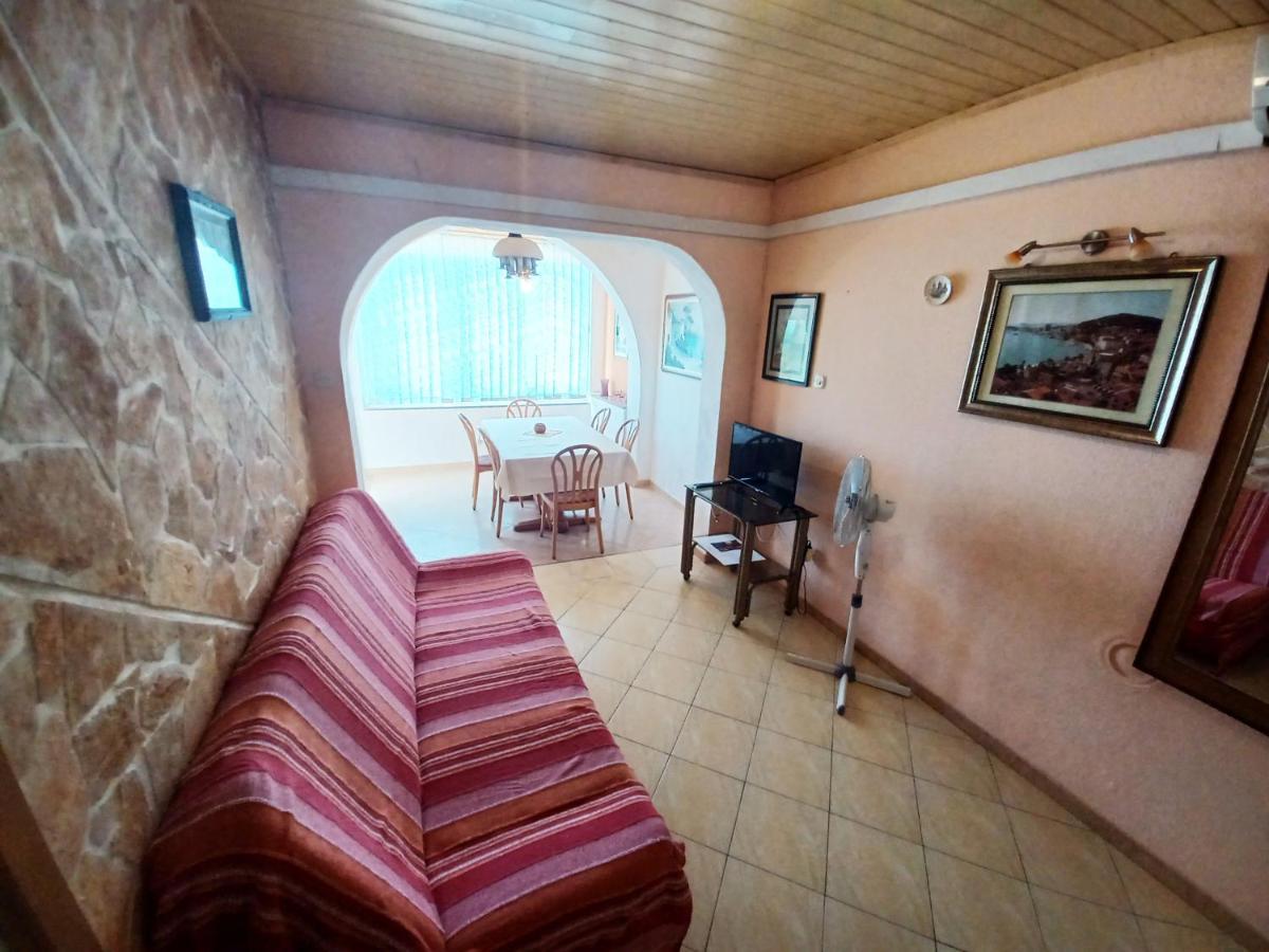 Apartments Carmen Vinišće エクステリア 写真