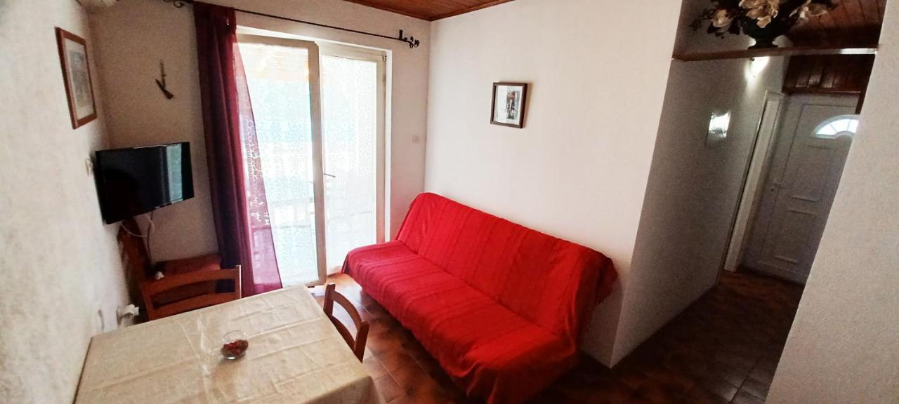 Apartments Carmen Vinišće エクステリア 写真
