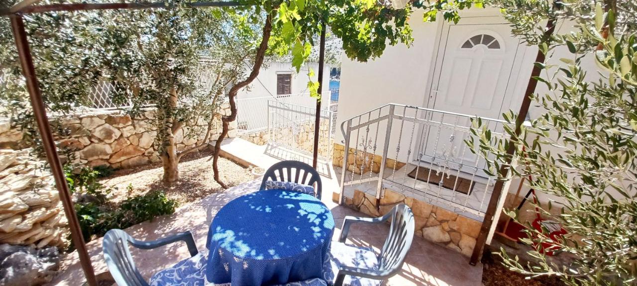 Apartments Carmen Vinišće エクステリア 写真