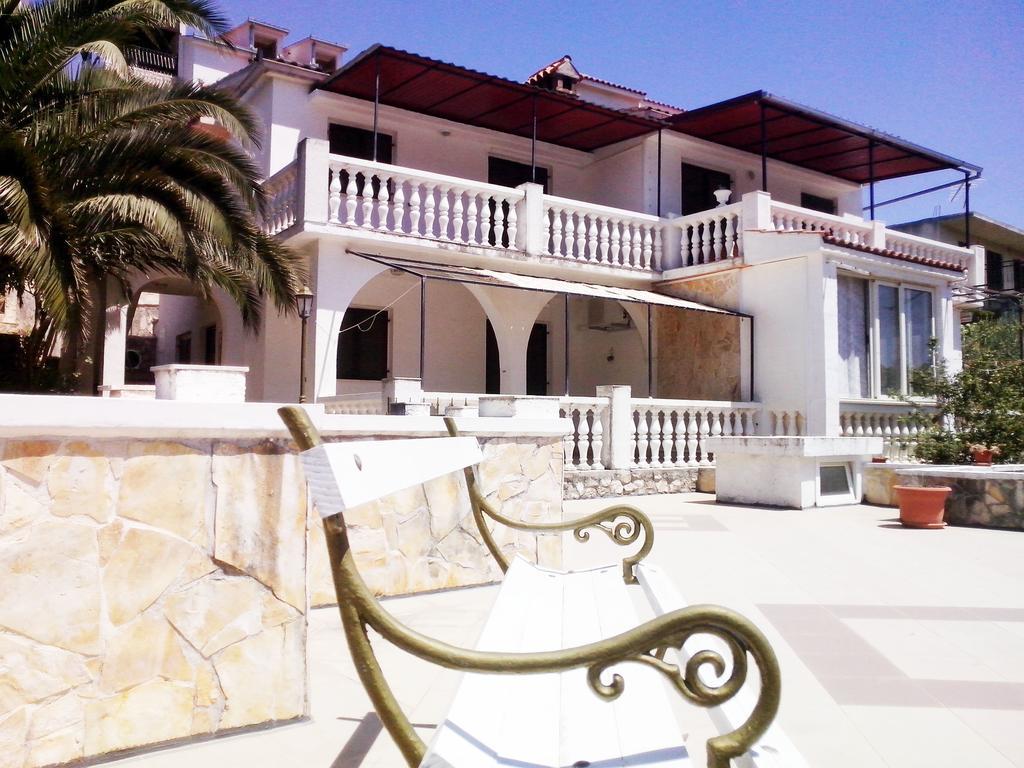 Apartments Carmen Vinišće 部屋 写真