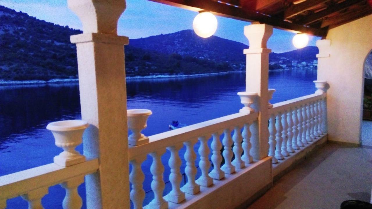 Apartments Carmen Vinišće エクステリア 写真