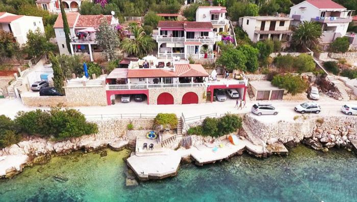 Apartments Carmen Vinišće エクステリア 写真