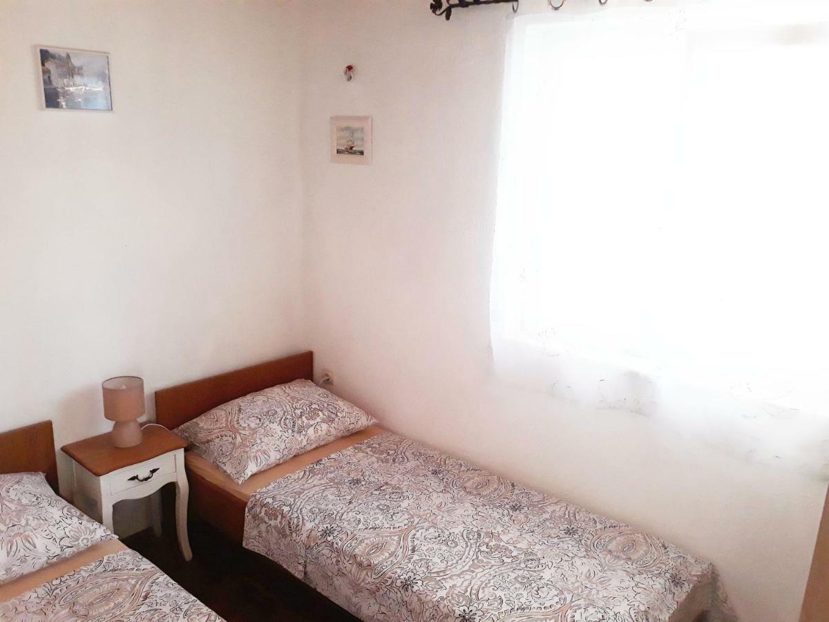 Apartments Carmen Vinišće エクステリア 写真